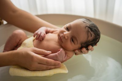 how to bathe a newborn safely